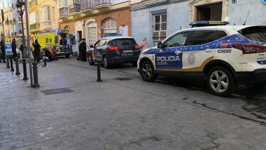 Fallece un hombre en plena calle en Cádiz