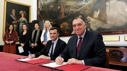 Junta y Ayuntamiento de Cádiz firman el convenio de regulación de viviendas turísticas