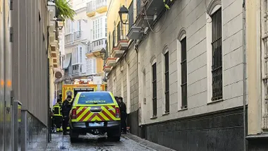 Fallece una anciana en un incendio en la calle Cervantes de Cádiz