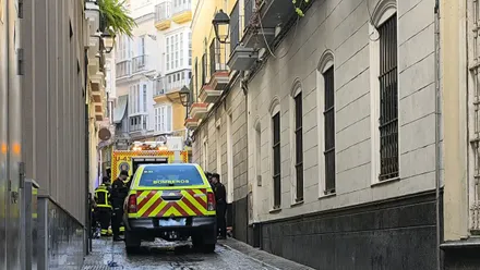 Fallece una anciana en un incendio en la calle Cervantes de Cádiz