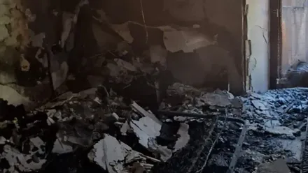 Un incendio arrasa una vivienda en Cádiz y deja una persona herida por quemaduras