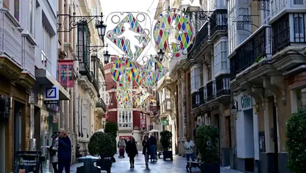 Cádiz inicia la instalación del alumbrado de Carnaval: estas son las calles que se iluminarán