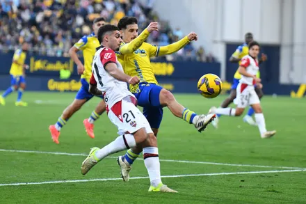 La falta de pegada arriba y una nueva expulsión vuelven a lastrar al Cádiz CF ante el Levante UD (0-0)