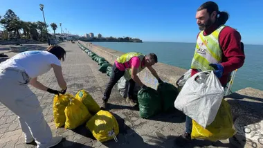 Recogen 606 kilos de basuras de la Punta de San Felipe de Cádiz