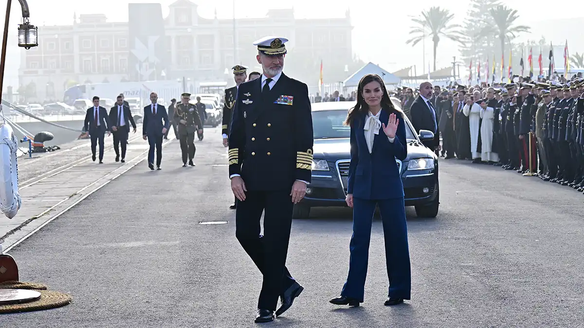 Los Reyes despiden al Elcano en Cádiz con la Princesa Leonor a bordo