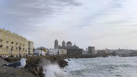 La Aemet mantiene a Cádiz en alertas por lluvias y tormentas y posibilidad de tornados o mangas marinas