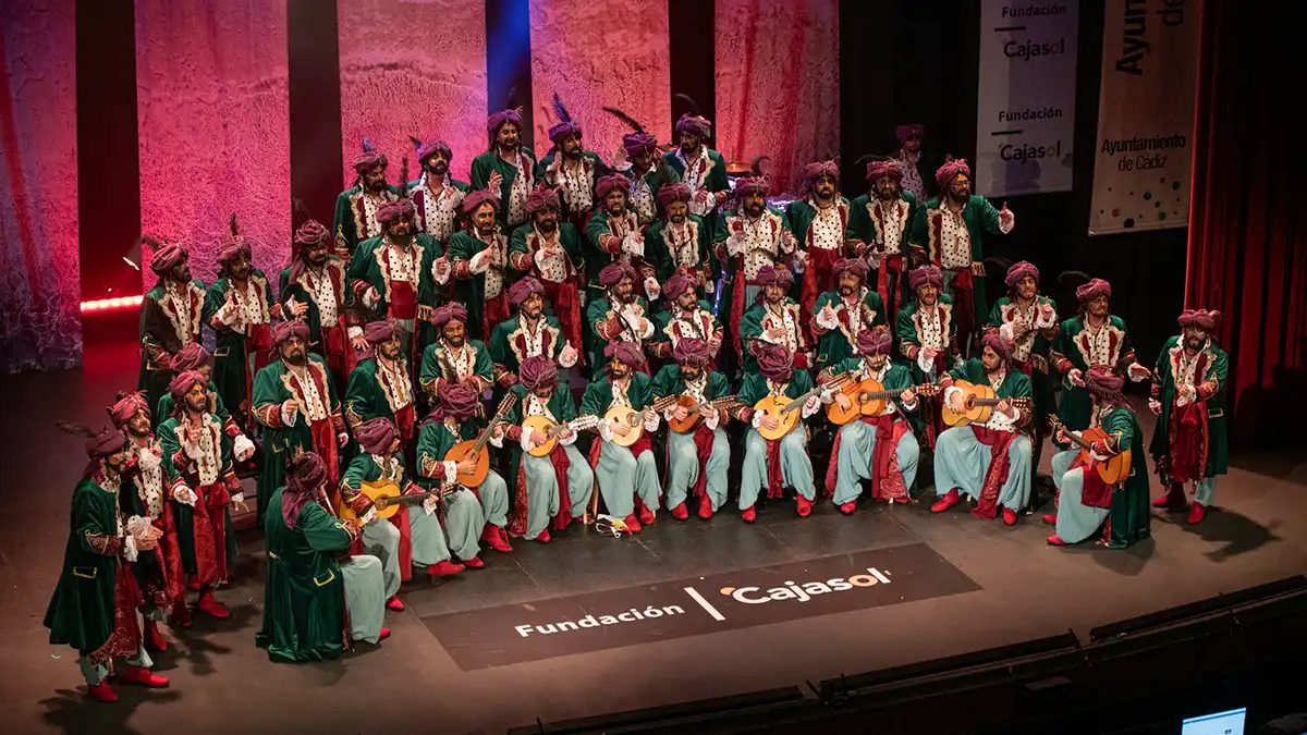 El coro 'Con permiso buenas tardes' en el Gran Teatro Falla