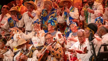 El coro 'La fábrica de... chocolate' en el Gran Teatro Falla