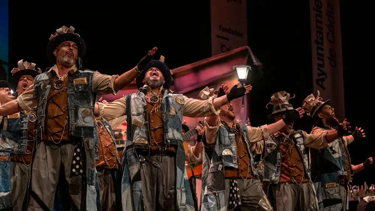 La comparsa 'Los trastos' en el Gran Teatro Falla