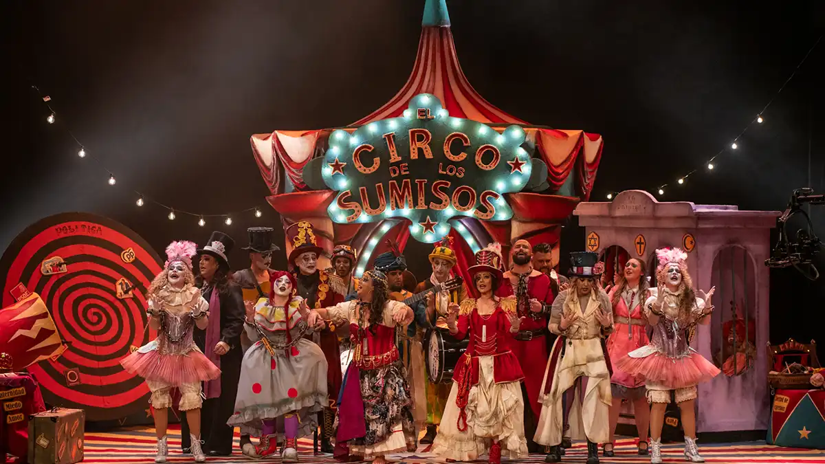 La comparsa 'El circo de los sumisos' en el Gran Teatro Falla