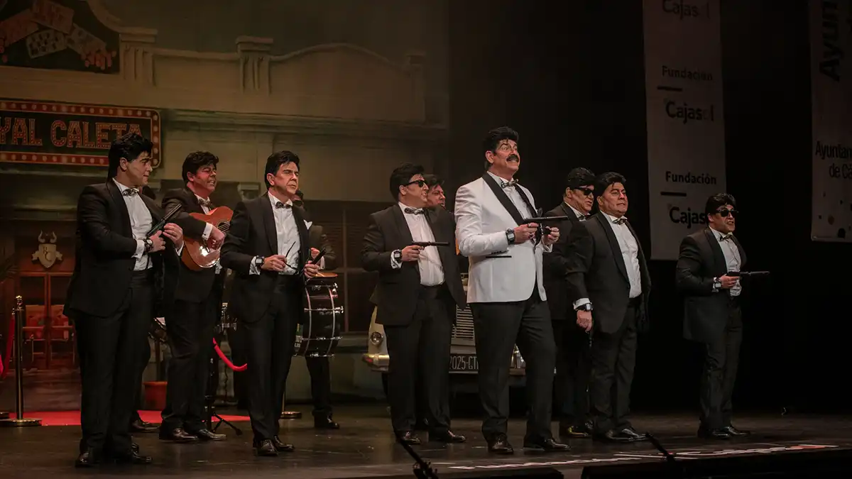 La chirigota 'Los James Bond que da gloria verlos' en el Gran Teatro Falla