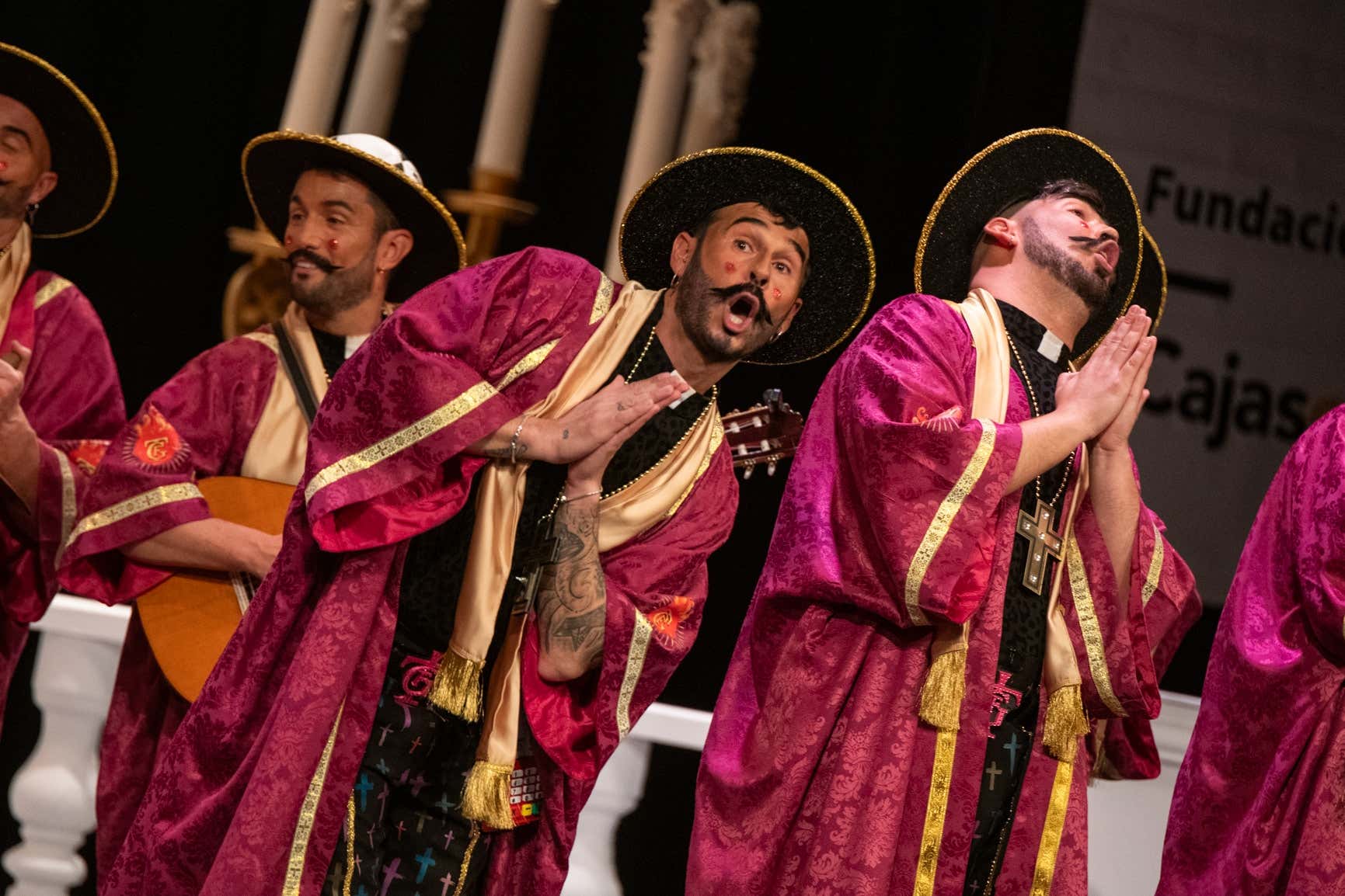 La chirigota 'Que sea lo que Dios quiera' en el Gran Teatro Falla