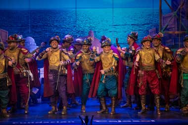 La comparsa 'Los poderosos' en el Gran Teatro Falla