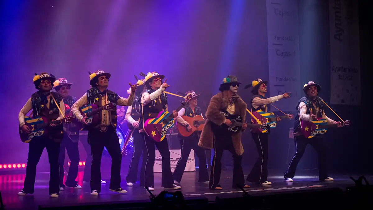 La chirigota 'Vuelvo de gira con Bob Dylan)' en el Gran Teatro Falla