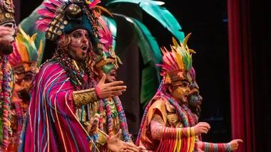 La comparsa 'La tribu' en el Gran Teatro Falla