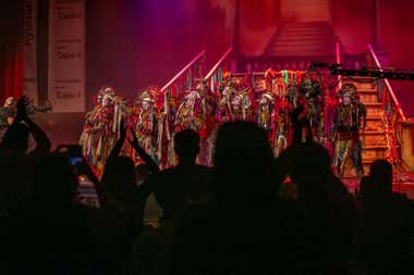 La comparsa 'Los del otro barrio' en el Gran Teatro Falla