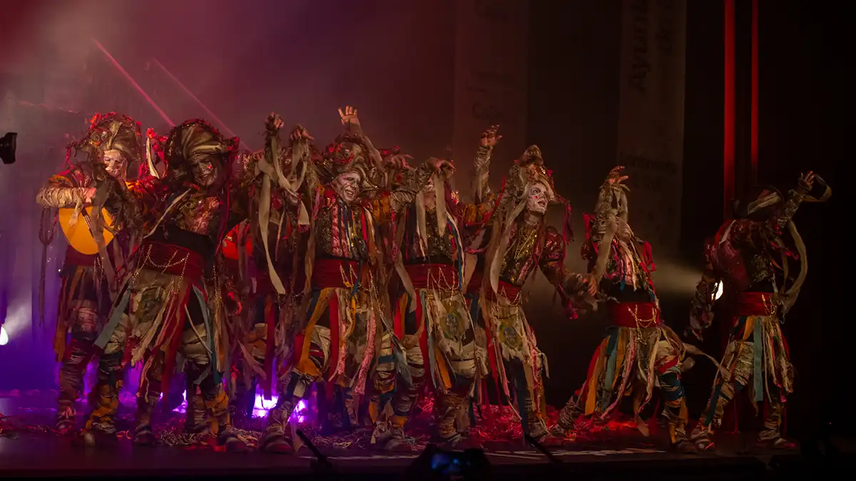 La comparsa 'Los del otro barrio' en el Gran Teatro Falla