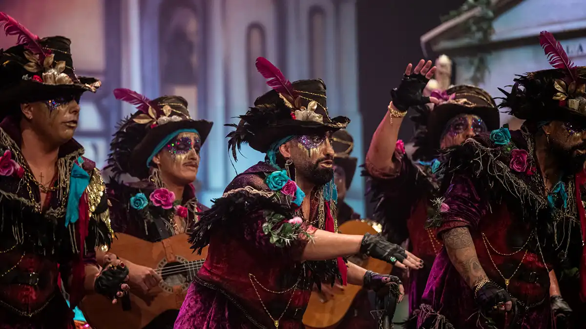 La comparsa 'El cementerio' en el Gran Teatro Falla