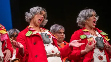La chirigota 'Las precavidas' en el Gran Teatro Falla