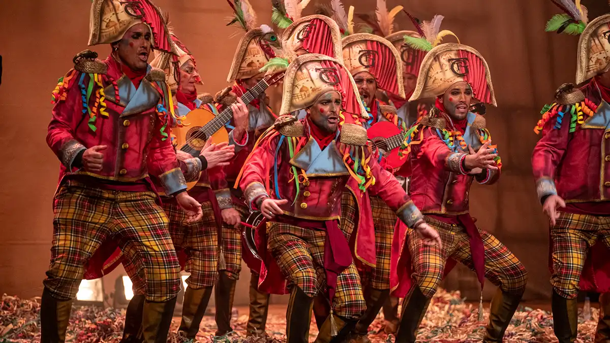 La comparsa 'Los invasores' en el Gran Teatro Falla