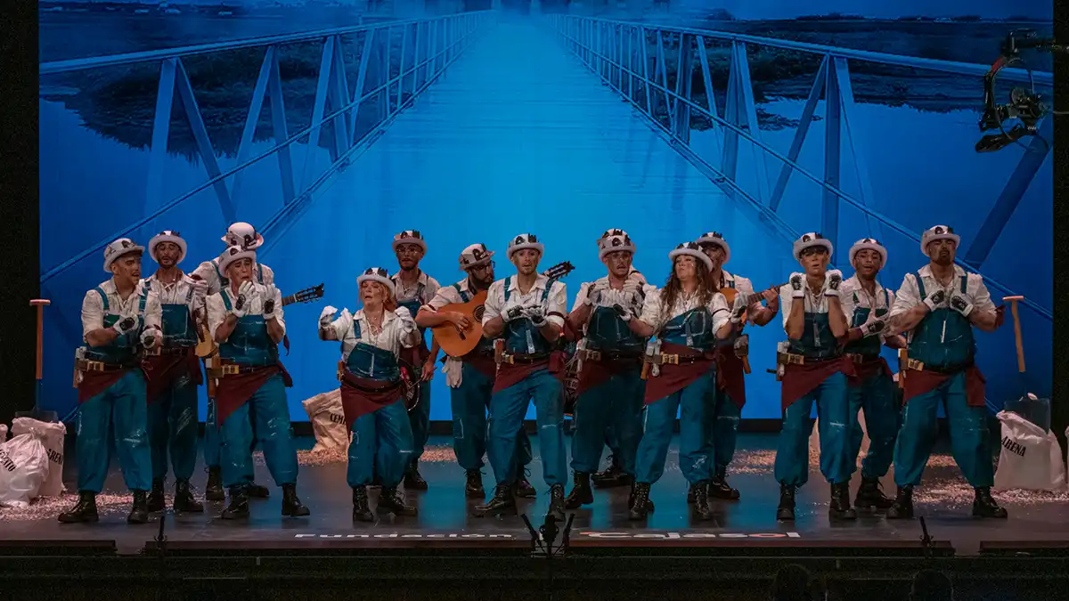 La comparsa 'Puente de plata' en el Gran Teatro Falla