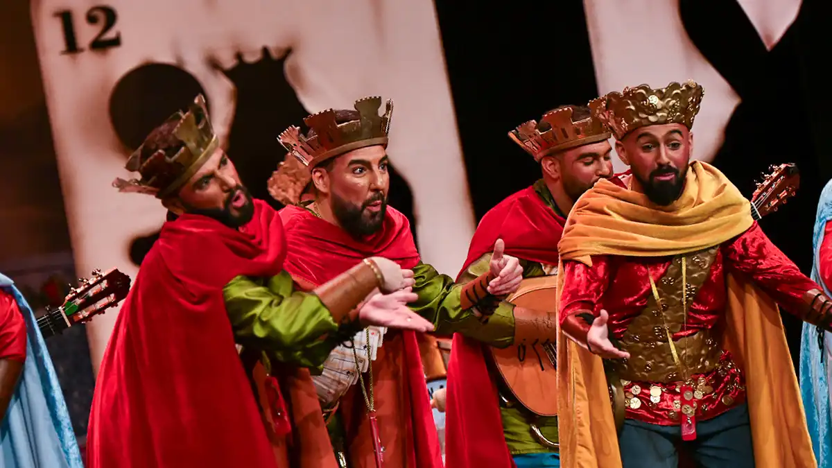 La comparsa 'Los enemigos' en el Gran Teatro Falla