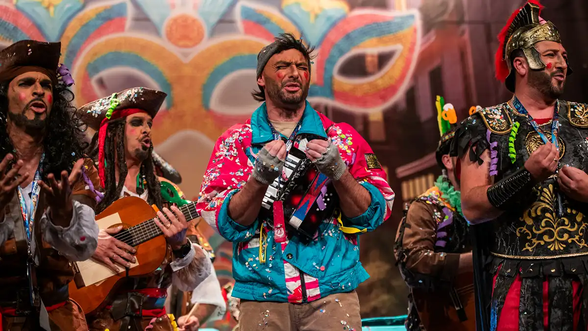 La chirigota 'Venimos de vuelta' en el Gran Teatro Falla