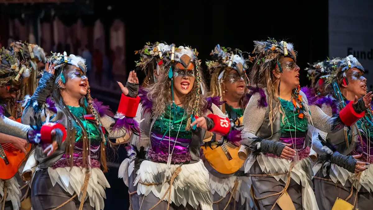 La comparsa 'Lo que me sale de la pluma' en el Gran Teatro Falla