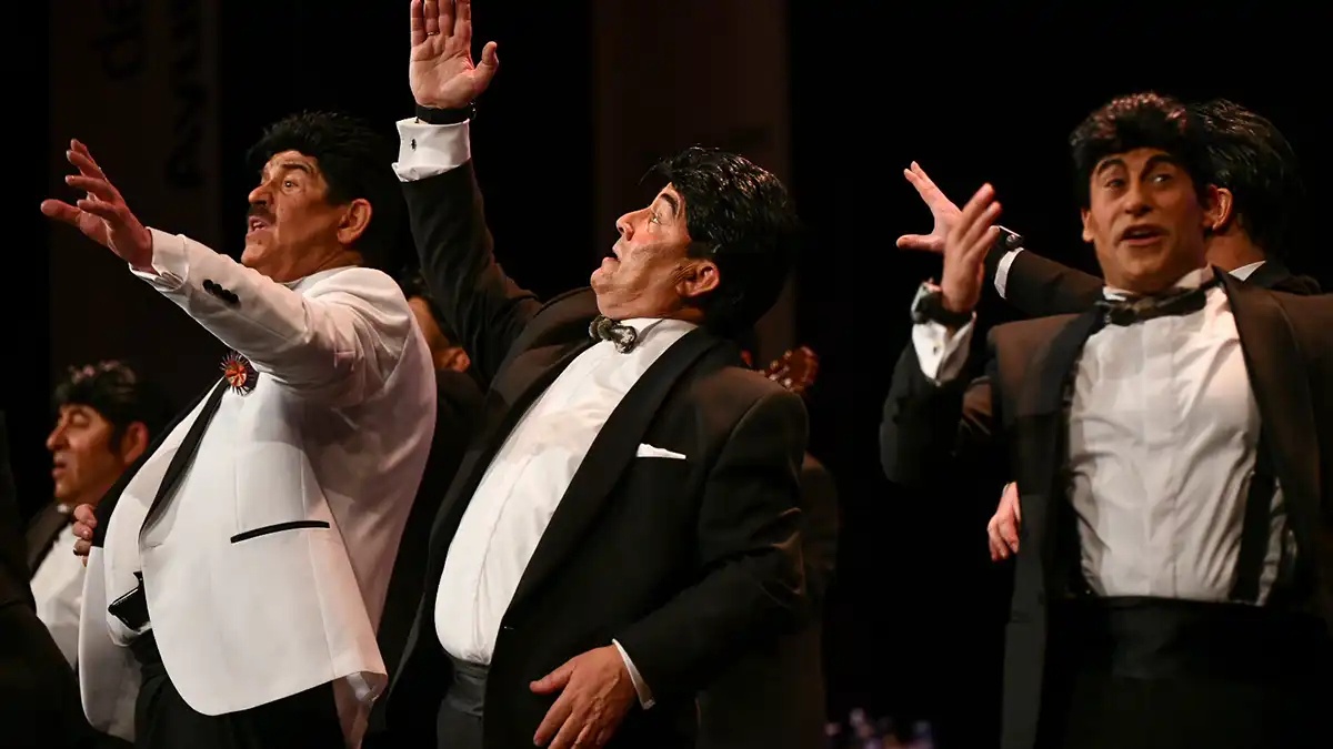 La chirigota 'Los James Bond que da gloria bendita de verlos' en el Gran Teatro Falla