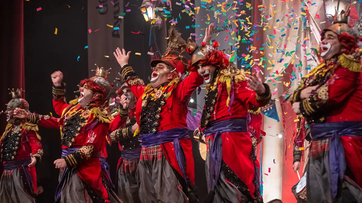 La comparsa 'La resistencia' en el Gran Teatro Falla