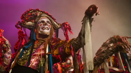 La comparsa 'Los del otro barrio' en el Gran Teatro Falla