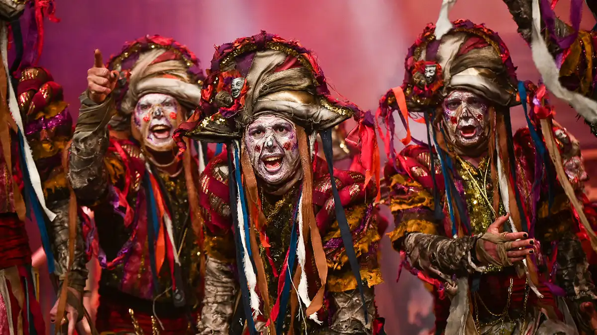 La comparsa 'Los del otro barrio' en el Gran Teatro Falla