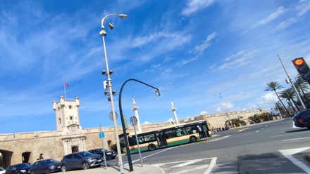 Cádiz empieza su Carnaval sin el Baco en Puerta de Tierra