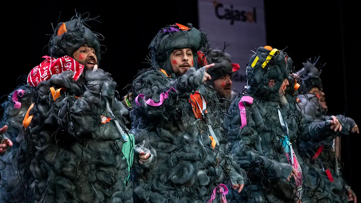 La chirigota 'Cariño que pelusilla me tienes' en el Gran Teatro Falla