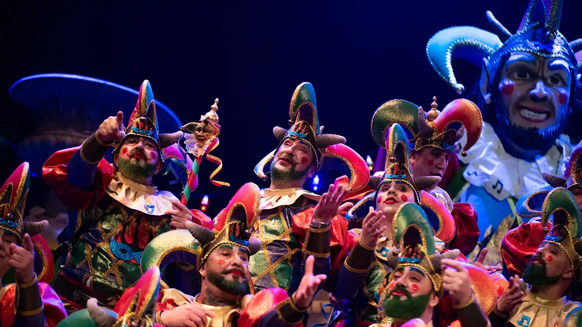 El coro 'Los guardianes del dios Momo' en el Gran Teatro Falla