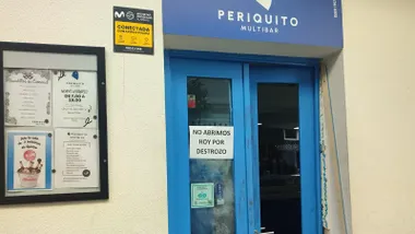 Entrada destrozada del Bar Periquito