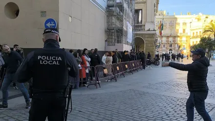 Colas en el Ayuntamiento de Cádiz para las entradas de la final del COAC 2025