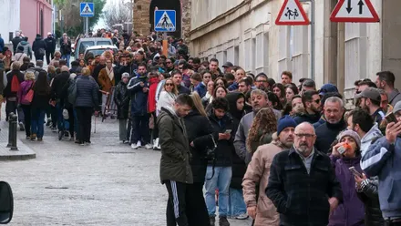El sprint por las entradas del COAC: frío, carreras y una cola que no dejaba de crecer