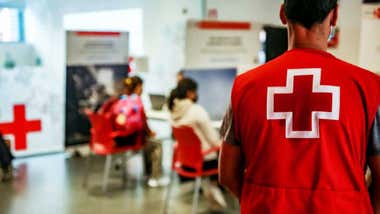 Personal de cruz roja en una residencia