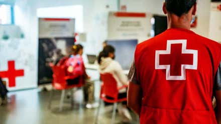 Personal de cruz roja en una residencia