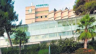 arboles delante de la fachada del hospital Infante Margarita