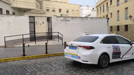 Entrada al IES Caleta con un taxi pasando por delante