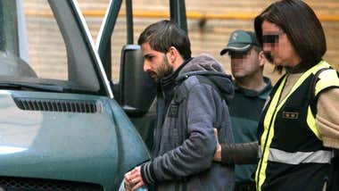 Carcaño siendo conducido por la guardia civil a los juzgados