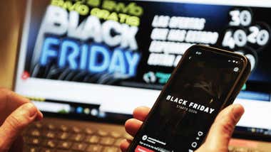 Movil en el que se ve una aplicación de comparador de precios