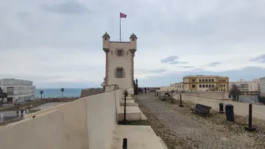 La lluvia aparece en el Carnaval de Cádiz, pero sigue sin aparecer el Baco de Puerta de Tierra