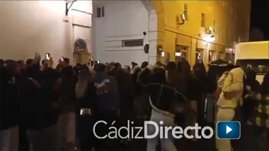 Esperan bajo la lluvia a ‘Abre los Ojos’ para abuchearla a su salida del Falla