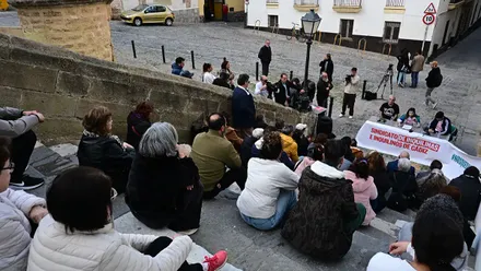 El Sindicato de Inquilinas e Inquilinos de Cádiz se presenta en la escalera de Santa Cruz
