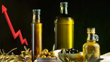 Botellas de aceite con aceitunas a su lado