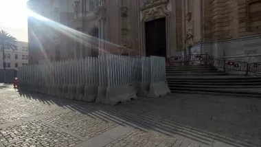 El Ayuntamiento de Cádiz blinda la Catedral contra el macrobotellón de Carnaval