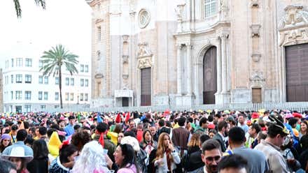 La comparsa de Nene Cheza denuncia la peligrosa falta de ambulancias en el Carnaval de Cádiz